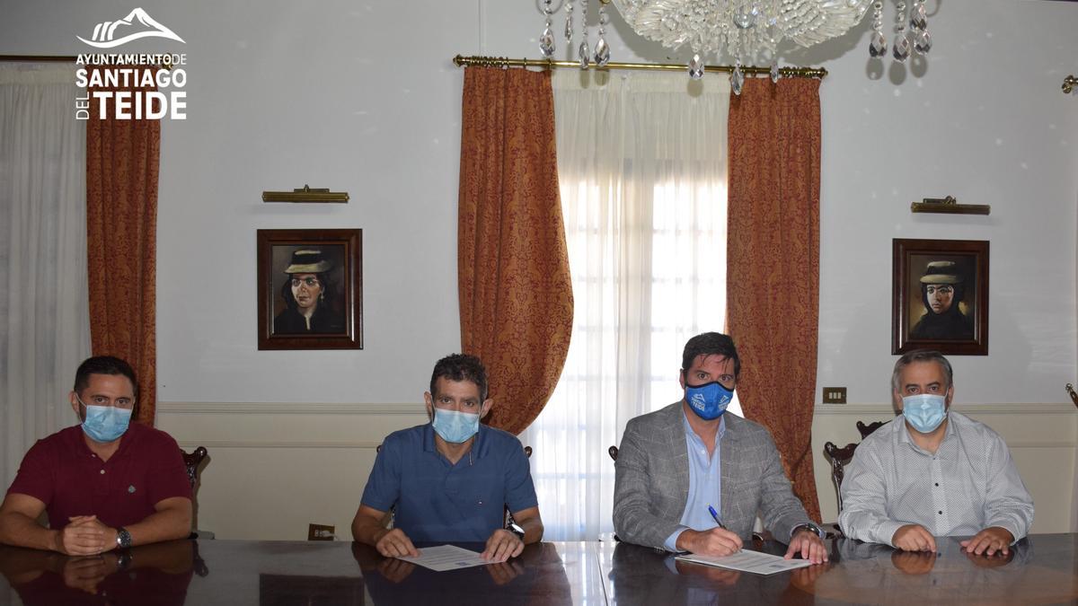 The Mayor signs the extension of the contract with Entemanser for a period of 5 more years