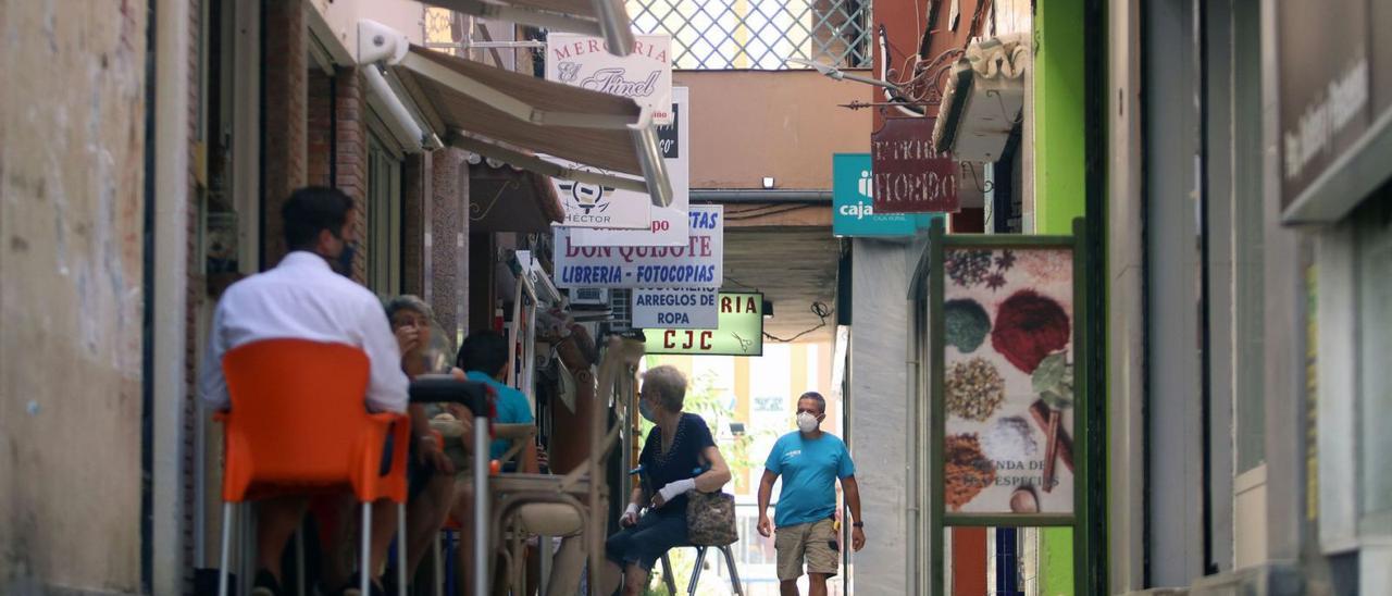 Establecimientos comerciales en una calle de Málaga.