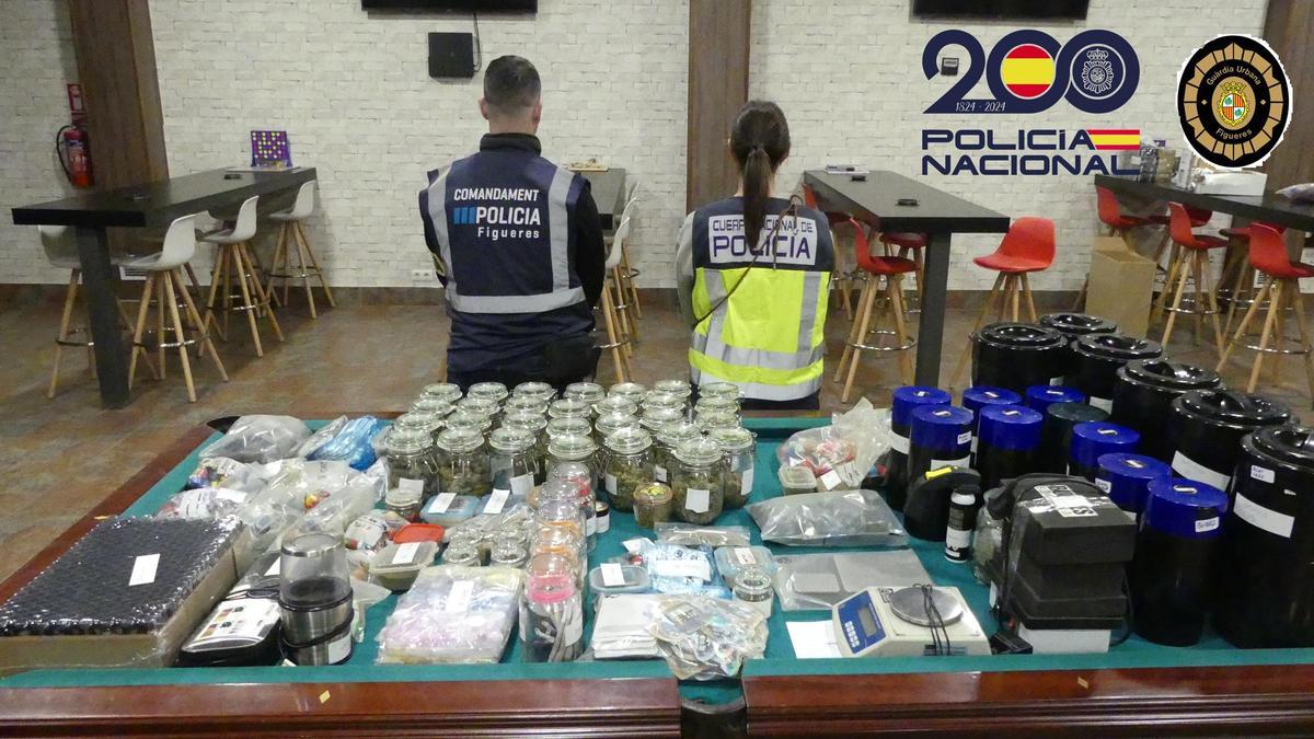 Agents de la policia amb els estupefaents, diners i objectes requisats a Figueres
