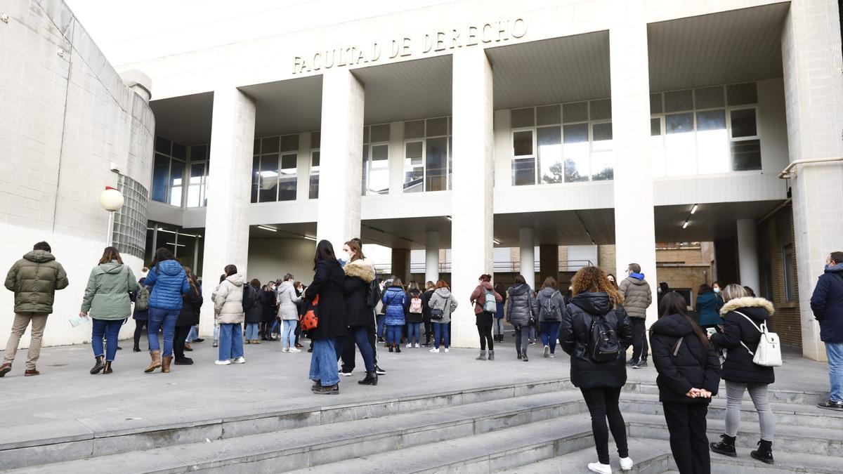 Los convocados, esta mañana, esperando para entrar en la Facultad de Derecho.