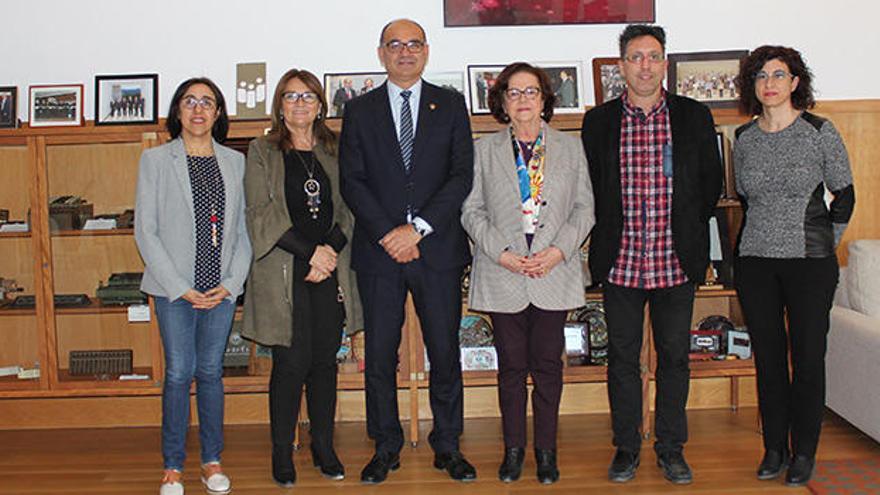 Foto de família dels assistents a la signatura del conveni.