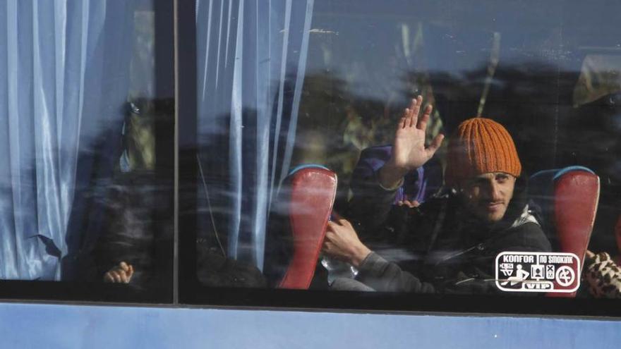 Un rebelde sirio se despide de Homs al dejar la ciudad en un autobús.