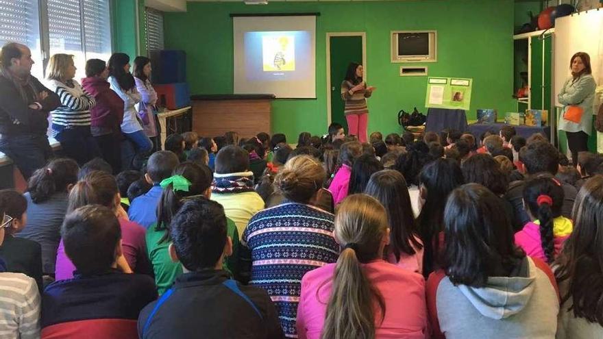 La actividad educativa en el colegio de Rubiáns con la ilustradora Estefanía Padullés. //