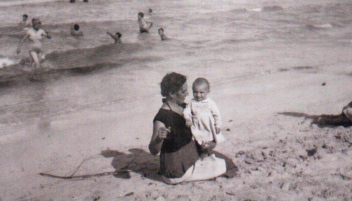 Los 'poblers' se bañaban en lo que consideraban su playa.