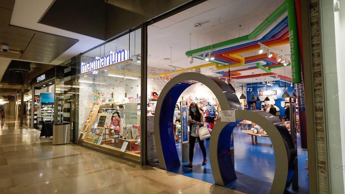 La tienda Imaginarium situada en el centro comercial Aragonia de Zaragoza, una de las pocas que seguirán abiertas. - CHUS MARCHADOR