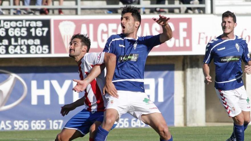 Alejandro Chavero lucha por un balón en una acción del partido de ayer en el campo del Algeciras.