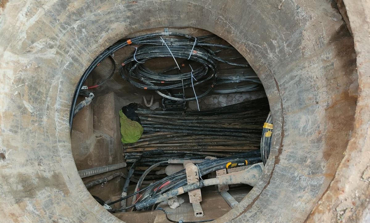 El cable de cobre dentro de una alcantarilla.