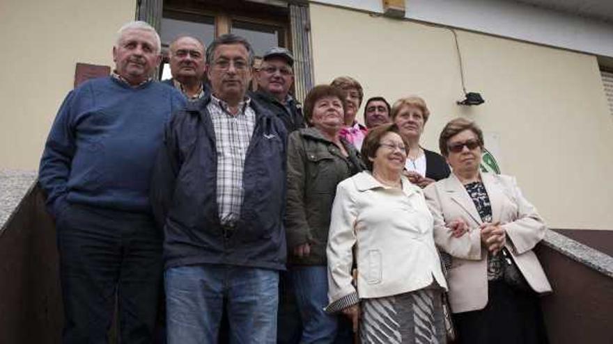 Vecinos de Villa, frente al centro social del pueblo.