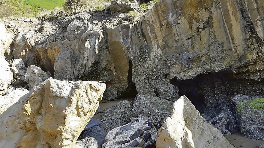 A la izquierda, parte del argayo que cayó sobre el arenal.