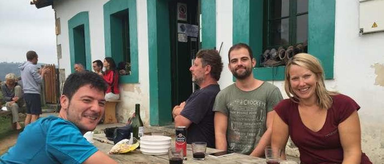 Peregrinos en el albergue de San Juan de Villapañada.