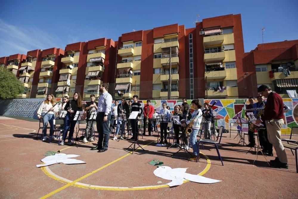 La Unión Musical Torrevejense colaboró en la celebración del día de la Paz del Colegio Cuba de Torrevieja