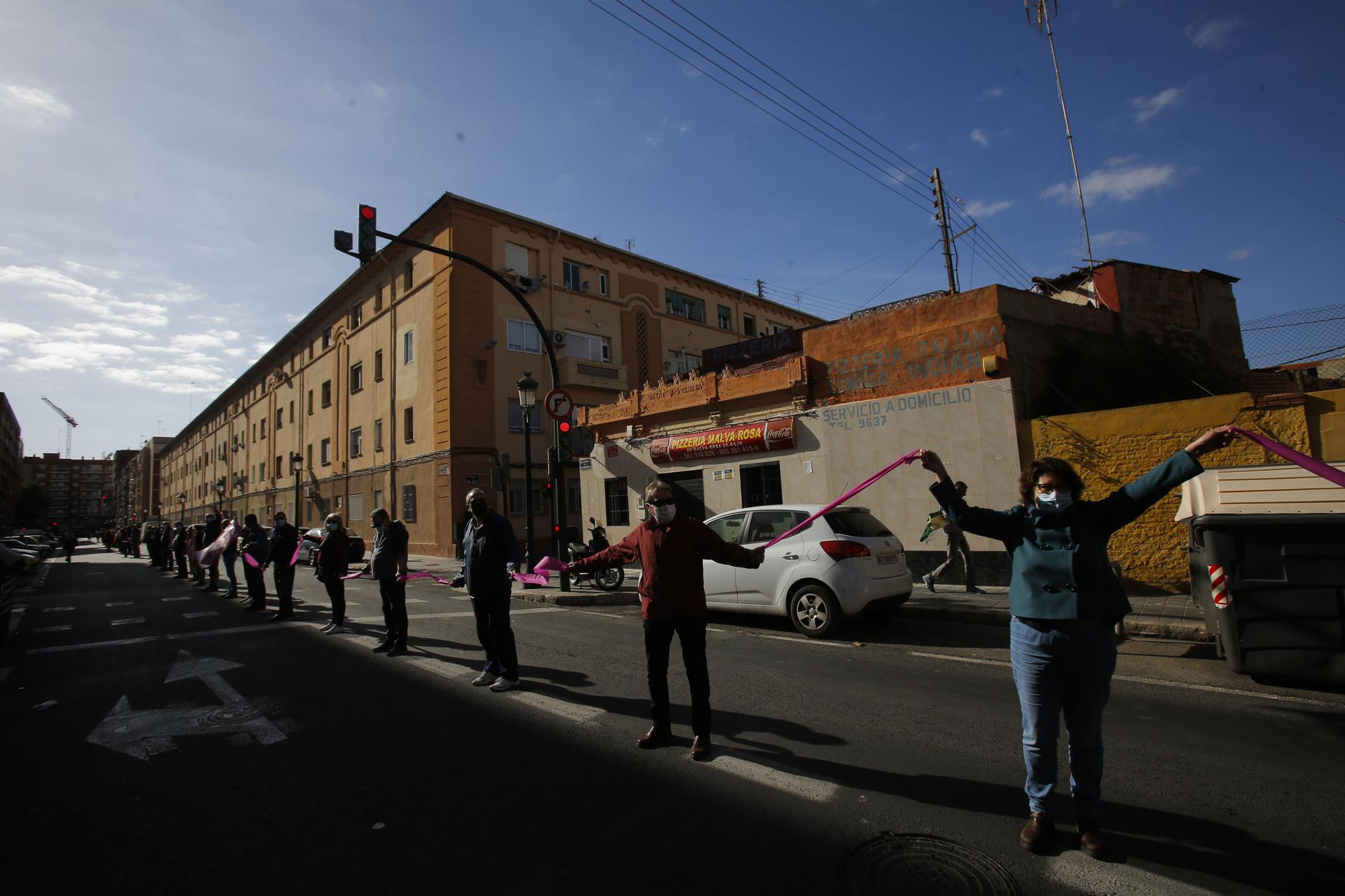 La Malva-rosa vuelve a los años noventa: falta de urbanización, dotaciones y problemas de droga. Una marea humana reivindica la dignidad de un barrio histórico