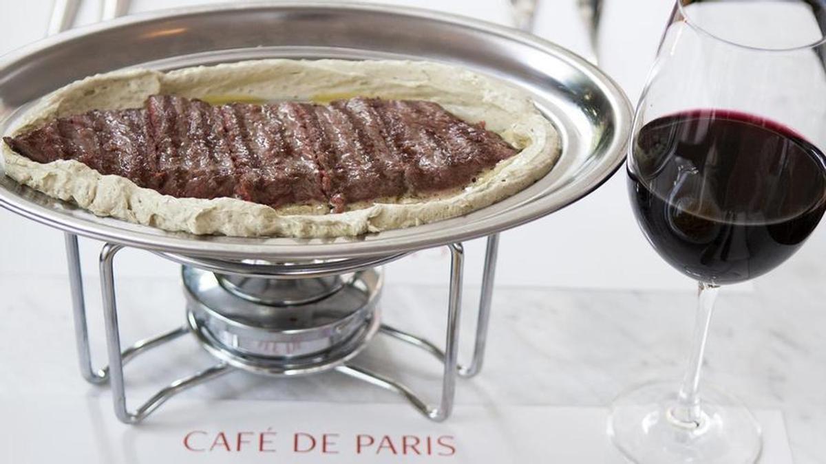 El entrecot con salsa y patatas de Café de París.