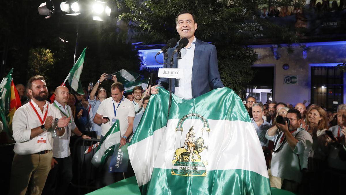 Moreno celebra la victoria con la bandera andaluza.