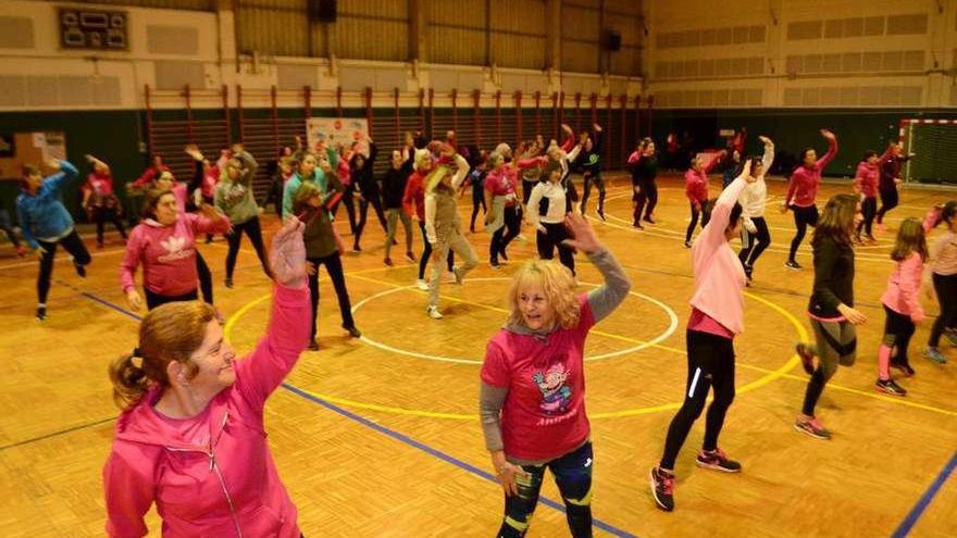 Un momento de la &quot;masterclass&quot; de zumba solidaria, ayer en el pabellón de IES Rodeira. // Gonzalo Núñez