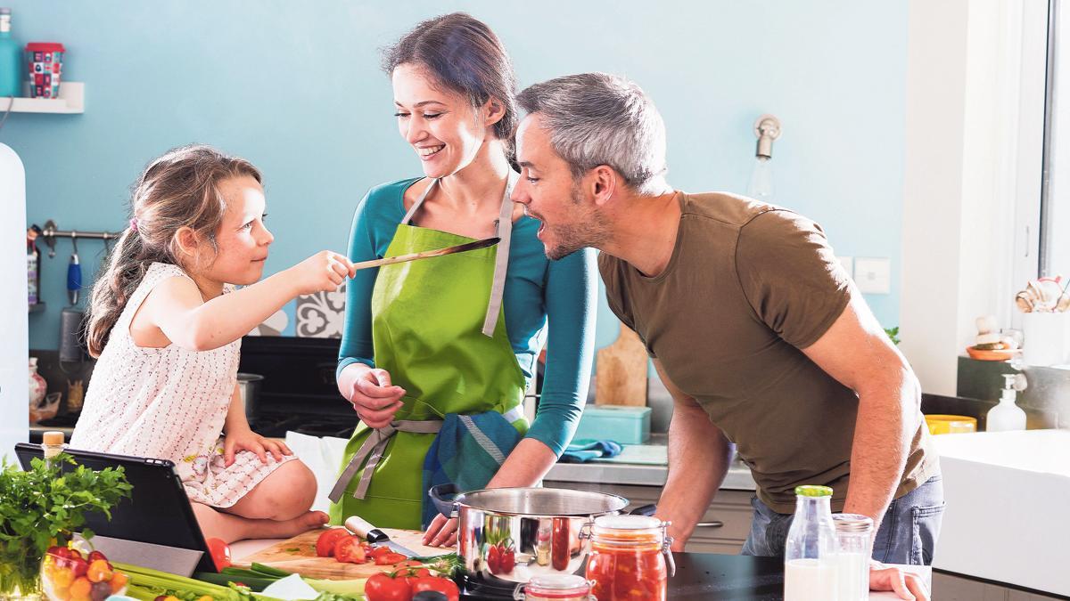 Una familia cocina en casa