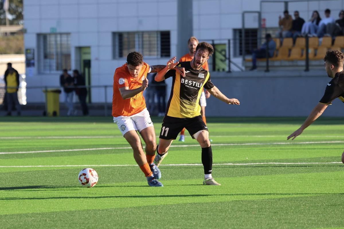 Carlos Panadés 'Pana' y Martí Prera pepean un balón en el Roda-Soneja.
