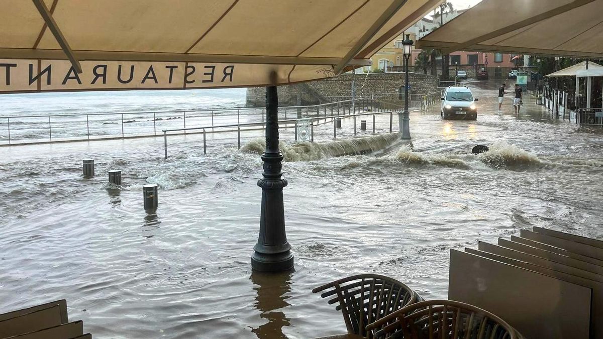 Un restaurante de Sitges, con la terraza inundada tras la tormenta.
