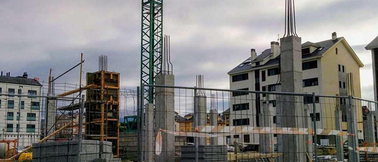 Edificio en construcción en la zona de El Ribazo, en Navia.