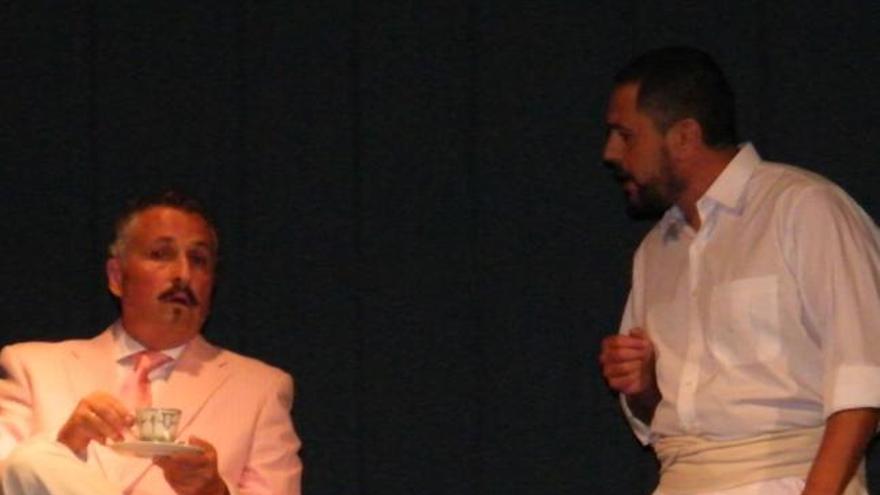 Alain Fernández y Guillermo Suárez, durante su actuación en Candás.