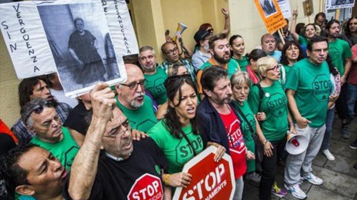 Miembros de la PAH protestan contra un desahucio en Valencia.