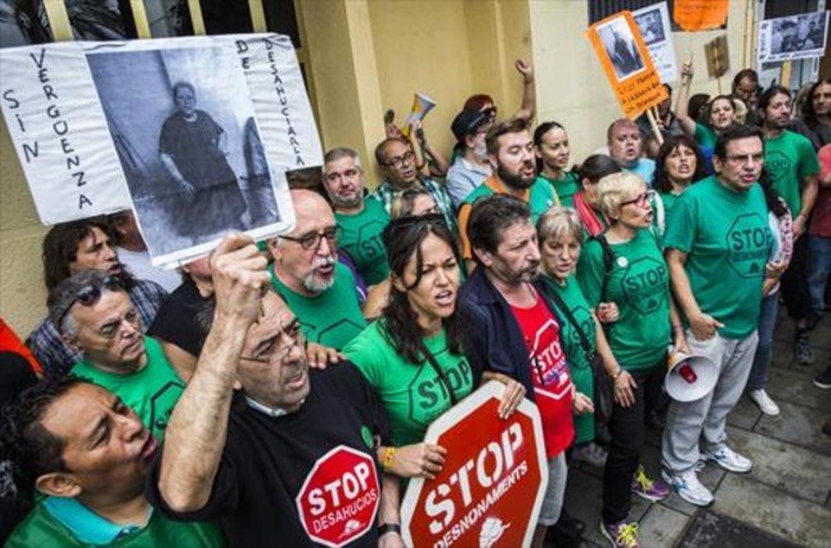 Protesta contra un desnonament a València, el 2014. Protesta contra un desnonament a València, el 2014.