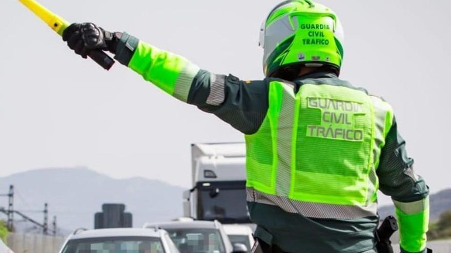 Un agente de la Guardia Civil regulando el tráfico, en una imagen de archivo.