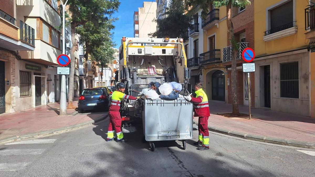 Desde la mañana de este domingo se ha implementado un servicio extraordinario de recogida de basura, tras el parón por la alerta roja por vientos fuertes.