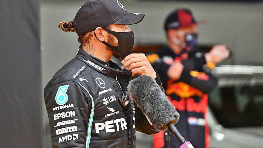 Lewis Hamilton atenent els mitjans amb mascareta.