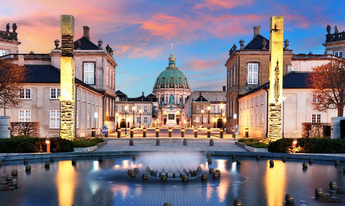 Hermosa fuente en el Palacio Real Danés de Amalienborg al amanecer