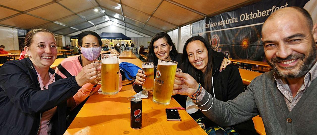 Un grupo disfrutaba ayer de la fiesta en la carpa de la plaza de España.   | // G. SANTOS