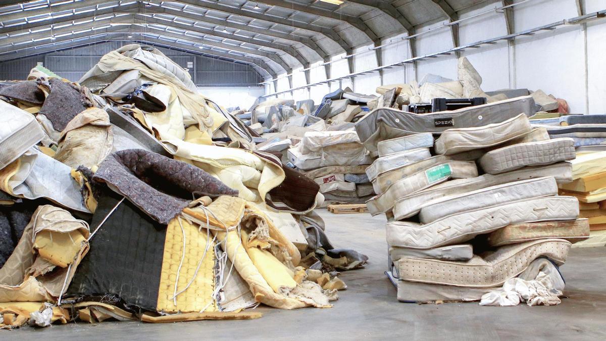 Colchones apilados para su posterior reciclaje.