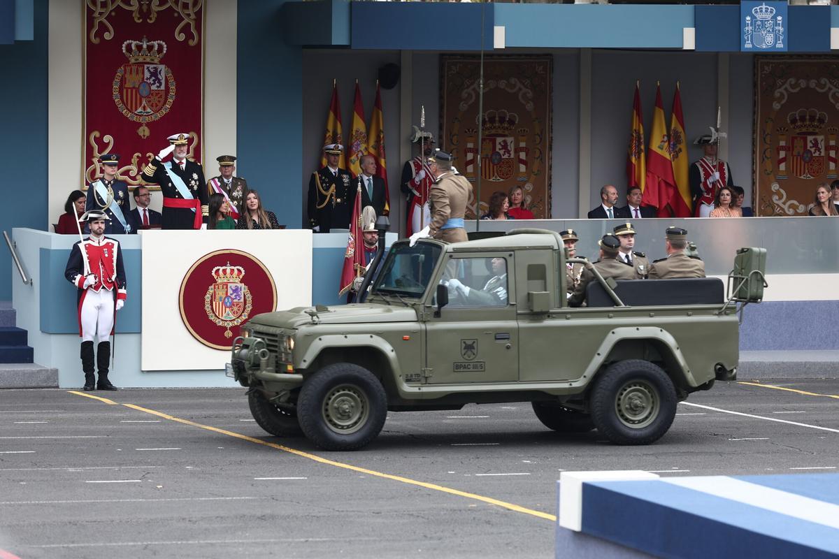 Los reyes Felipe y Letizia, la princesa Leonor y la infanta Sofía durante el acto solemne de homenaje a la bandera nacional y desfile militar por el 12 de octubre, Día de la Hispanidad, en la Plaza de Cánovas del Castillo, a 12 de octubre de 2025, en Madrid (España). Los actos comienzan con el izado de bandera y van seguidos del homenaje a los que dieron la vida por el país. Posteriormente, comienzan los desfiles militares aéreos y terrestres. En total, 3.847 efectivos de las Fuerzas Armadas, las Fuerzas y Cuerpos de Seguridad del Estado y otras instituciones del Estado participarán en el desfile, junto a 229 caballos, 6 perros, 45 aviones y 29 helicópteros. 12 OCTUBRE 2025;DESFILE MILITAR;DÍA DE LA HISPANIDAD Eduardo Parra / Europa Press 12/10/2025. Eduardo Parra;