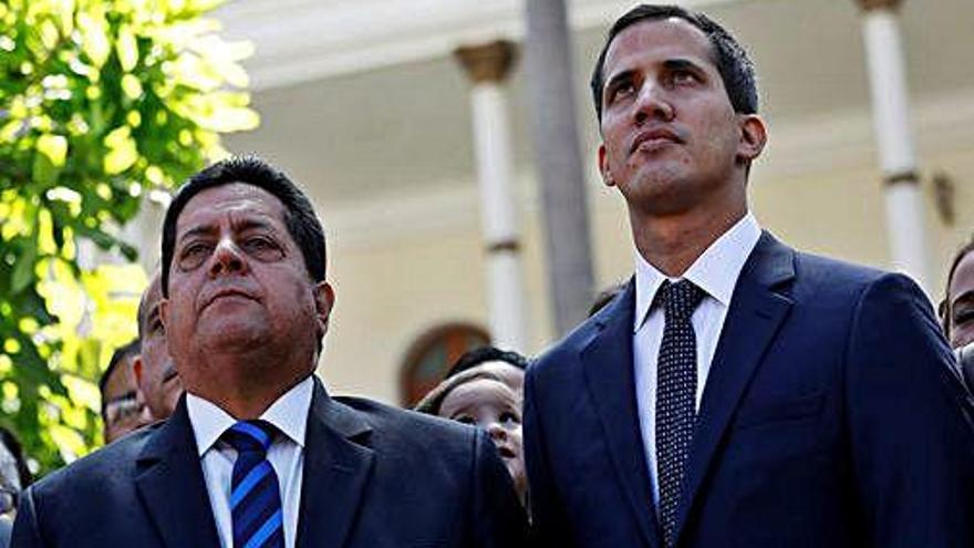 Edgar Zambrano, que es troba detingut, amb Juan Guaidó en una foto d&#039;arxiu.