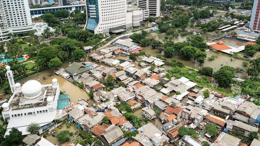 Barrio de Yakarta inundado