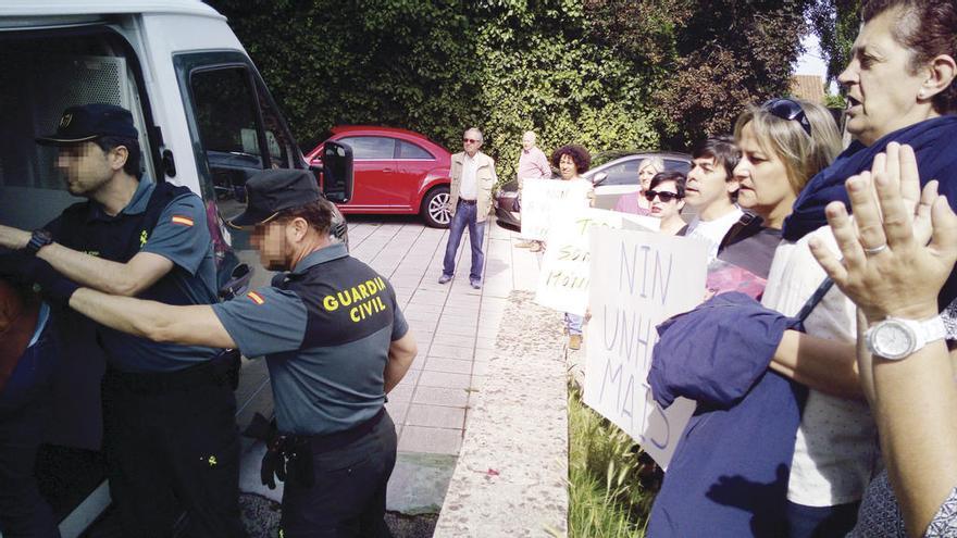 Compañeros de la joven increparon al imputado a la salida del juzgado |  Entre gritos de &quot;¡sinvergüenza!&quot; y otros abucheos, Carlos F. F. abandonaba en torno a las 11.10 horas de la mañana los juzgados de Vigo para regresar a prisión. A la salida de los calabozos del edificio judicial lo esperaban una veintena de compañeros de la víctima con pancartas contra la violencia de género y de apoyo a la joven.