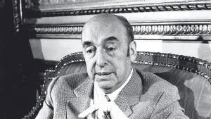 El poeta y premio Nobel Pablo Neruda, en la embajada de Chile en París, en mayo de 1971.