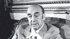 El poeta y premio Nobel Pablo Neruda, en la embajada de Chile en París, en mayo de 1971.