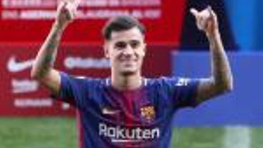 Philippe Coutinho saluda l&#039;afició durant la seva presentació com a jugador del Barça.