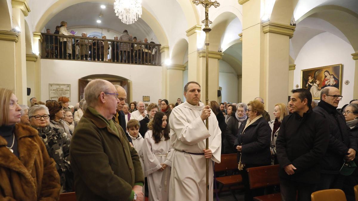 Emotivo funeral en Roces al cura "Donvi"