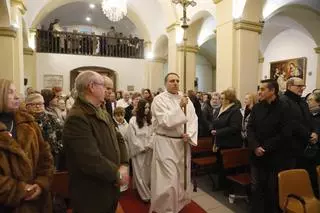 Emotivo funeral en Roces al cura "Donvi"