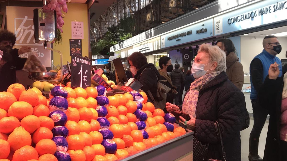 Archivo - Primer plano de mandarinas en un puesto en el Mercado Central