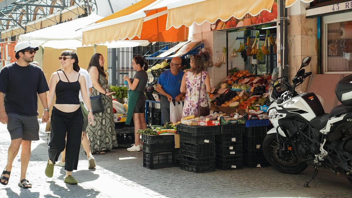 Imagen de archivo de personas en el Mercado de Feria de Sevilla.