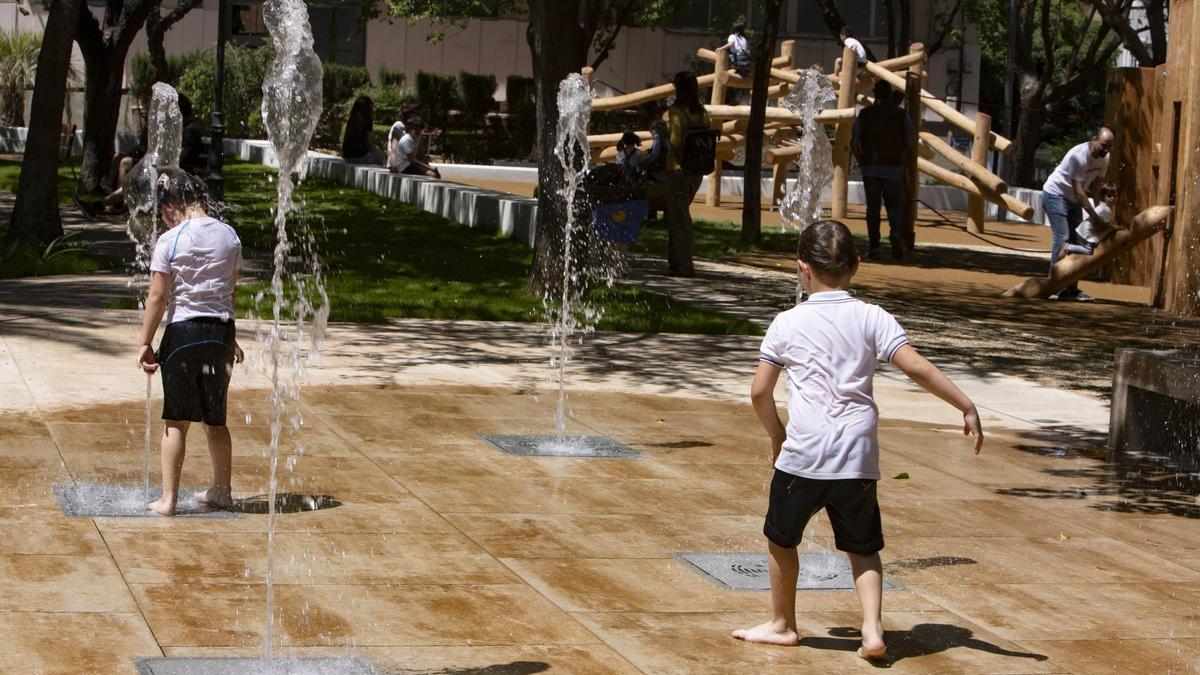 Dos niños juegan en la Glorieta José Espejo de Xàtiva