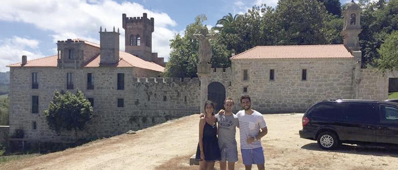 Jaime Sacristán (centro) posa con dos amigos delante del Pazo de Cascaxide, en Silleda.