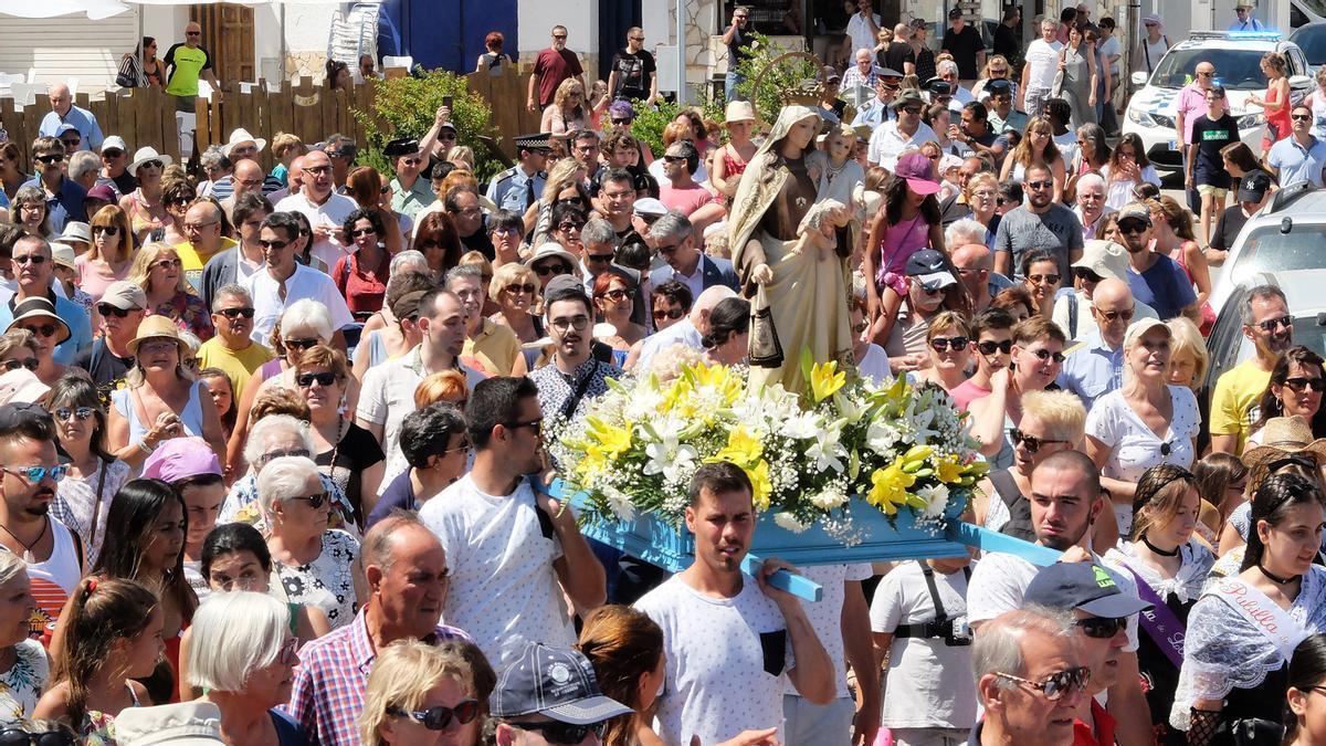 La processó de la Verge del Carme a Llançà, en una edició anterior.