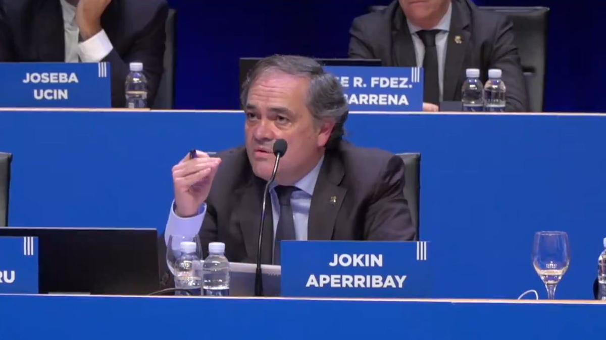Jokin Aperribay, al frente de la mesa de la Junta de Accionistas de la Real Sociedad