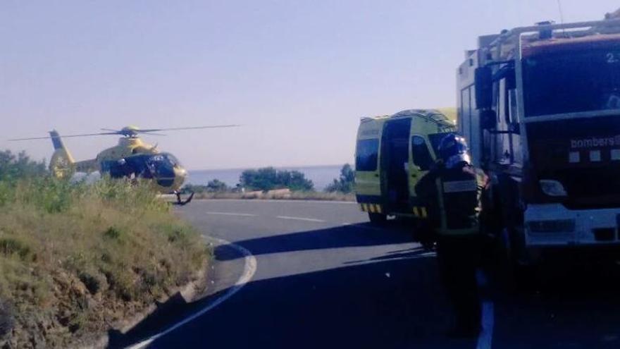 Els serveis d&#039;emergències treballant a la GI-612 on ha tingut lloc l&#039;accident de trànsit