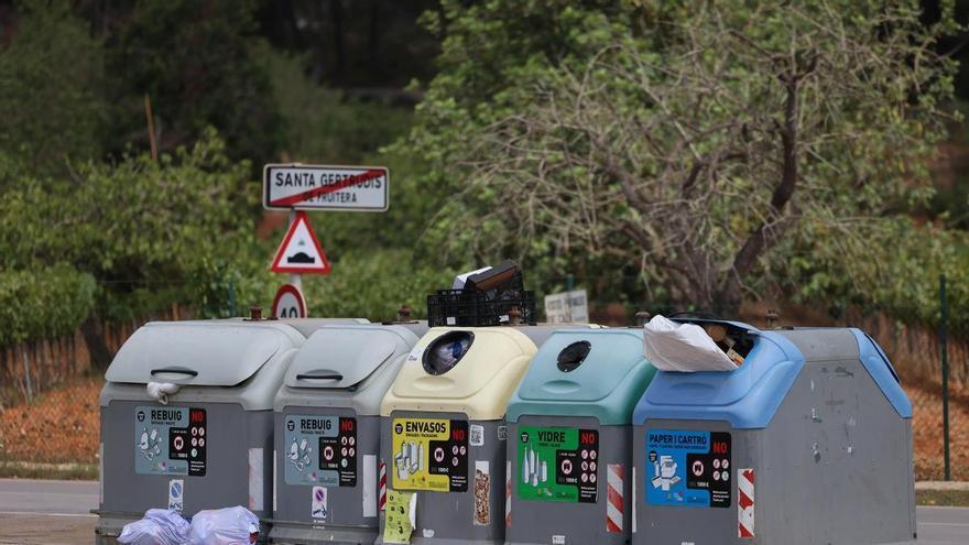 La Policía de Ibiza denuncia a cuatro establecimientos por dejar residuos fuera de los contenedores