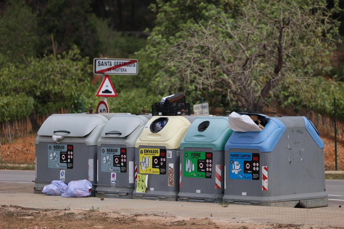 Contenedores de basura en el norte de la isla